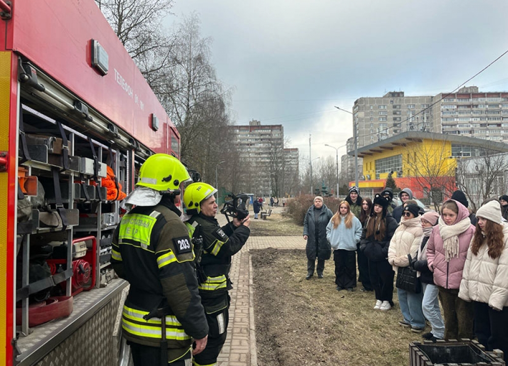 Огнеборцы рассказали жителям про технику спасения