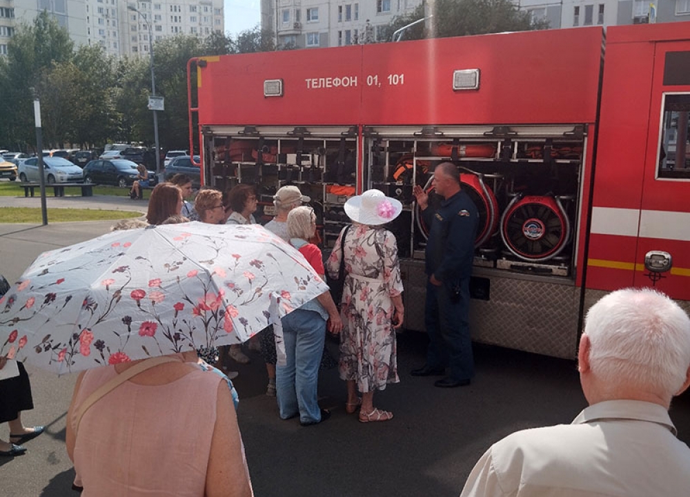 Гости узнали, как газодымозащитники проводят разведку на пожаре