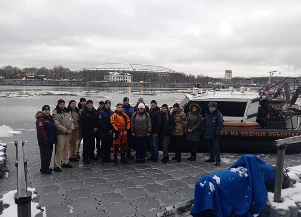 Спасать провалившегося под лед человека научили на занятиях