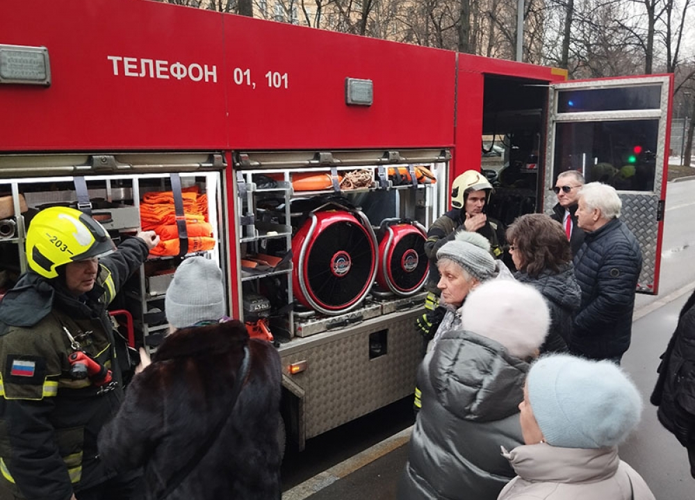 Показали пожарно-техническое вооружение жителям Гагаринского района