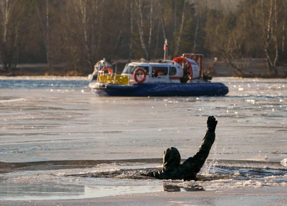 Введено усиленное патрулирование столичных рек и водоемов из-за хрупкого льда