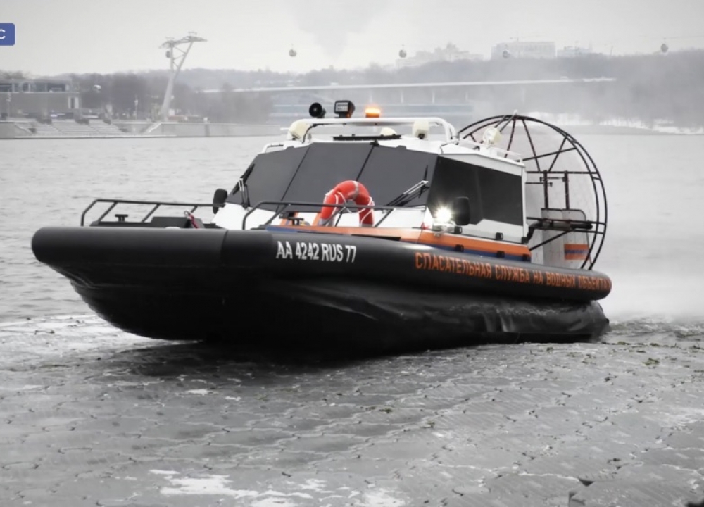 Спасатели на воде прошли обучение по управлению судном особой конструкции