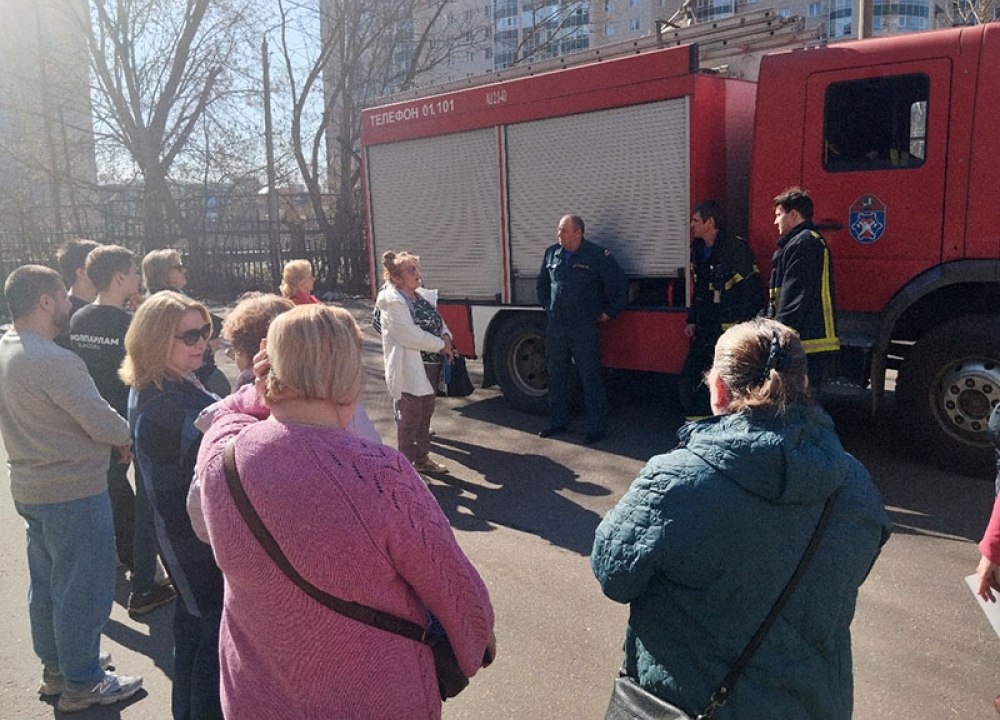 Пожарные поделились опытом с жителями
