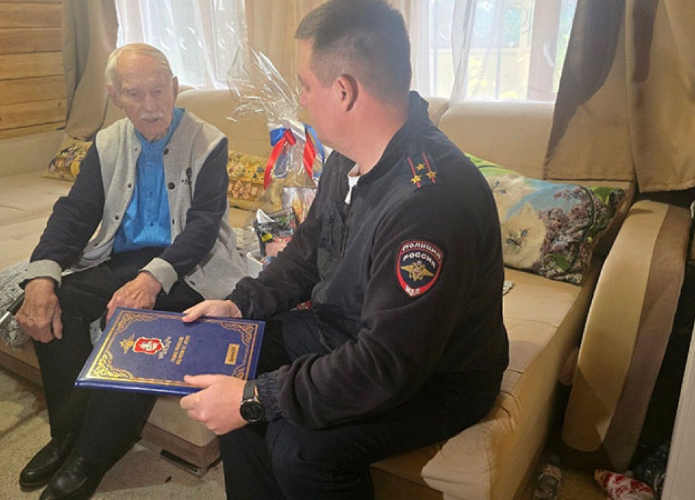 Руководители УВД по ЮЗАО поздравили с наступающим Днем сотрудника органов...