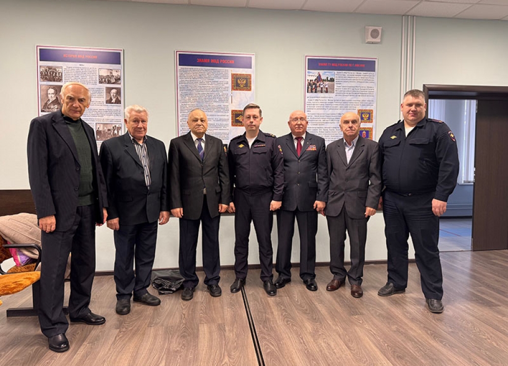 В ОМВД России по Обручевскому району поздравили ветеранов с наступающим...