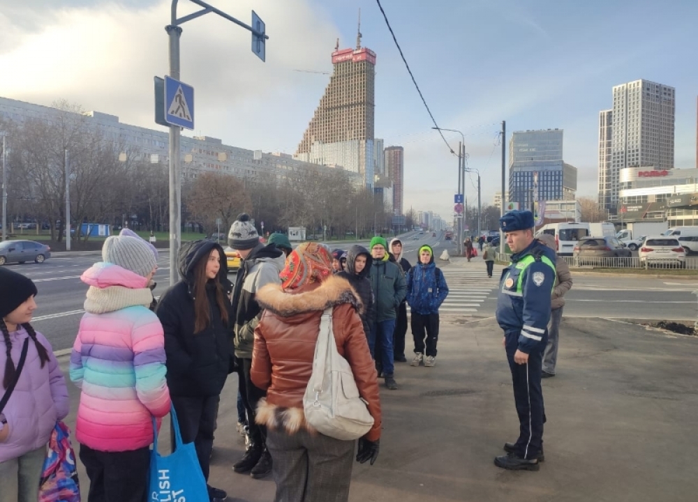 Сотрудники Госавтоинспекции ЮЗАО Москвы провели профилактическое мероприятие «Безопасный маршрут»