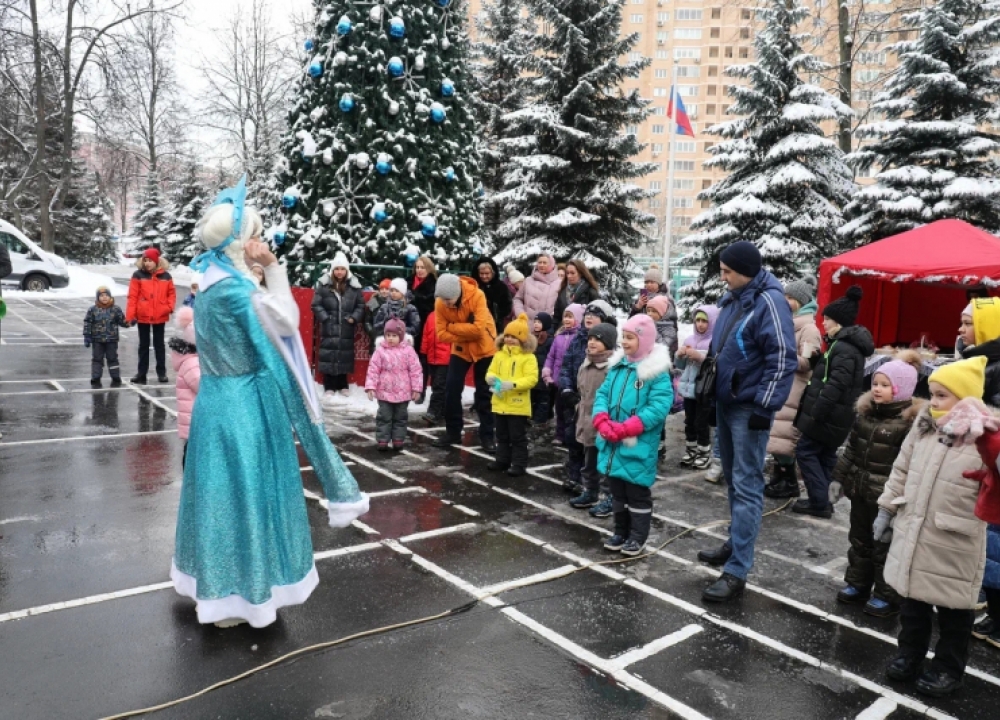 В рамках акции «Полицейский Дед Мороз» полицейские юго-запада Москвы поздравили...