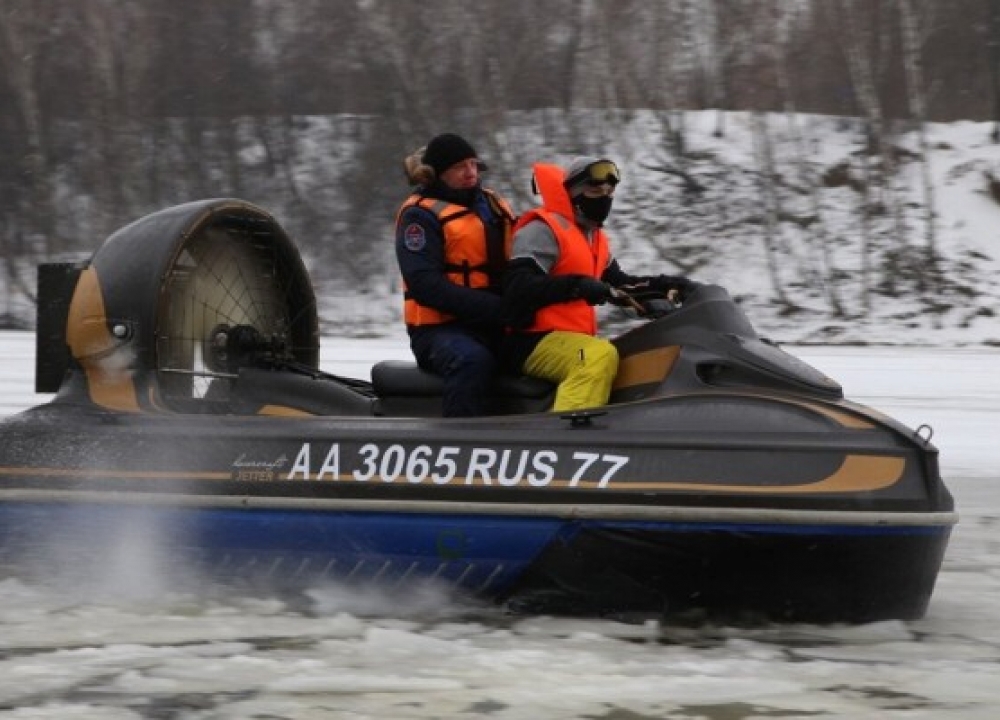 Водные спасатели прошли дополнительную подготовку для управления судами в зимнее...