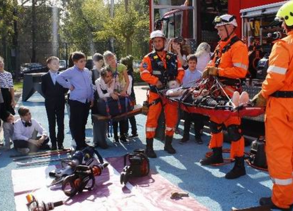 Месячник гражданской обороны: московские спасатели провели открытые уроки для школьников