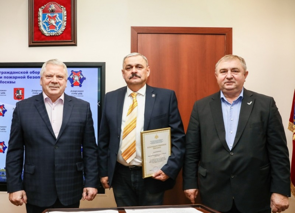 Спасатели и пожарные столицы получили медали от МЧС Абхазии