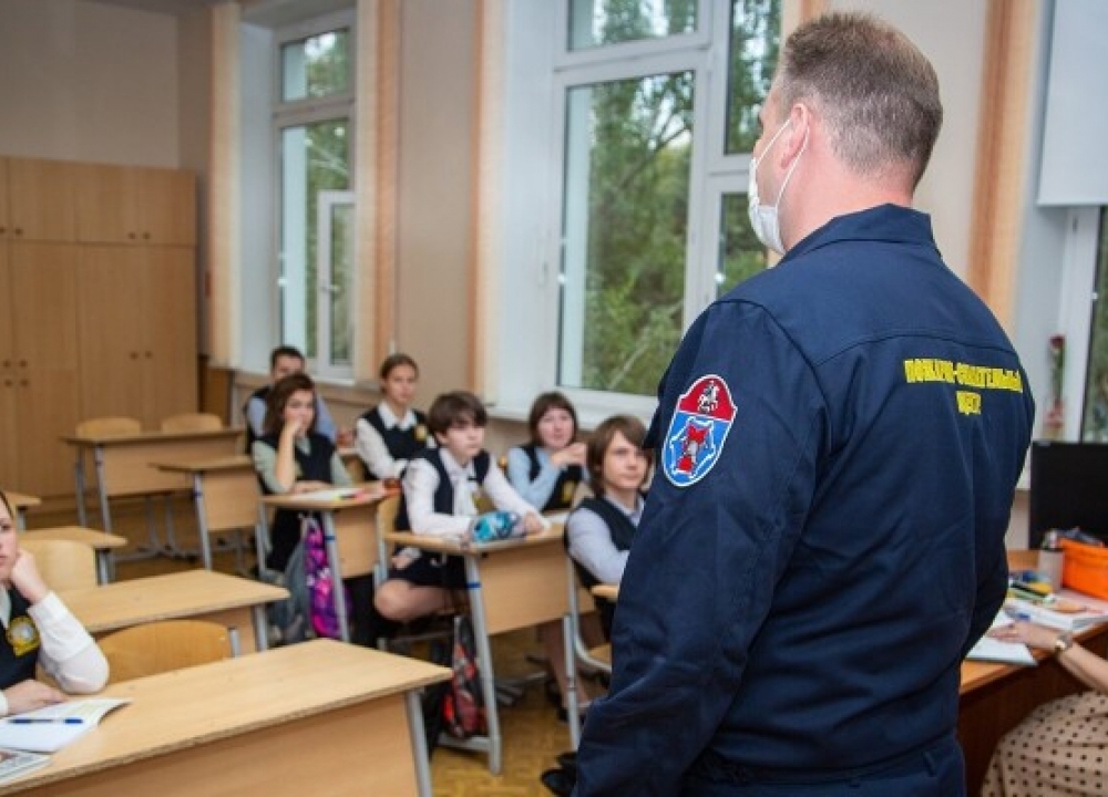 За год московские спасатели и пожарные провели занятия по правилам...
