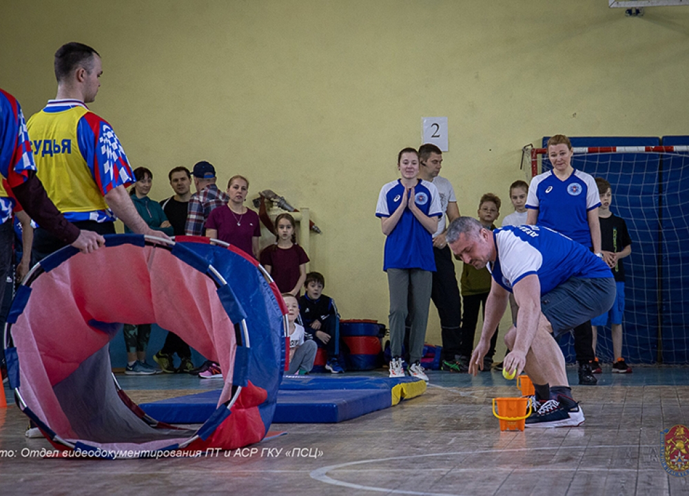 Спортивный праздник с семьями провели пожарные и спасатели столицы