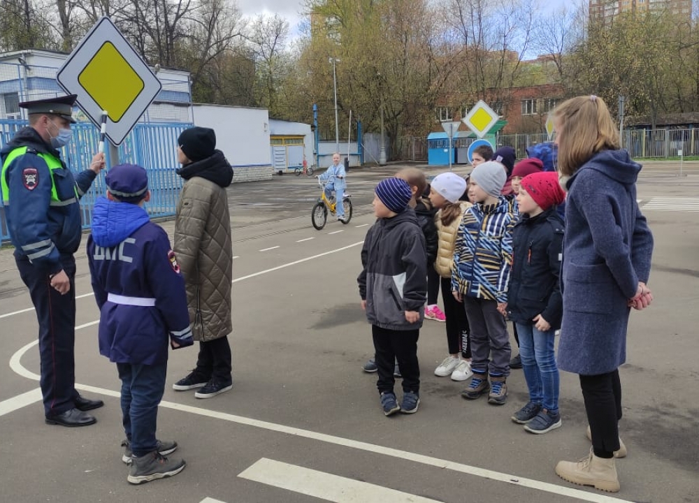 На юго-западе Москвы сотрудники ГИБДД провели для школьников профилактическое занятие...