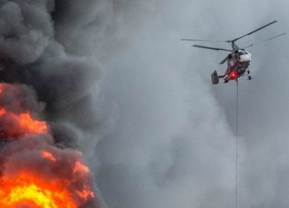 Пилоты Московского авиацентра сбросили около двух тысяч тонн воды на...
