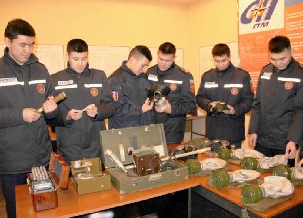 Слушатели АГПС МЧС России проходят практику в защитных сооружениях гражданской...