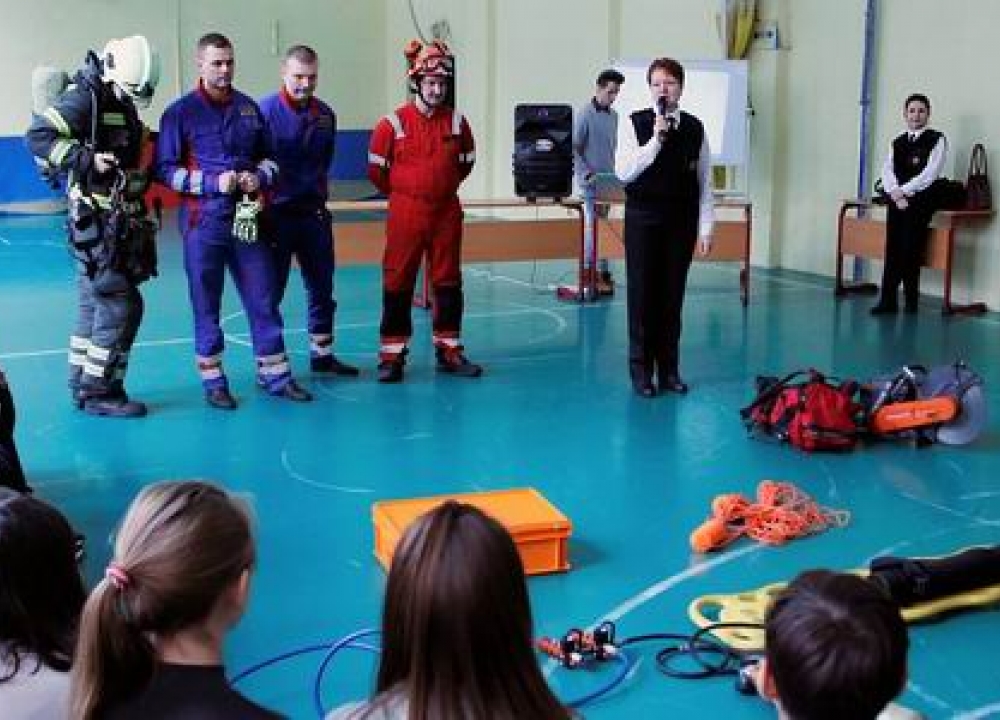Женщина-пилот и воздушные спасатели провели увлекательное занятие в московской школе