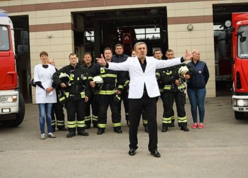 В честь 25-летия гимна столицы пожарные и спасатели исполнили песню...
