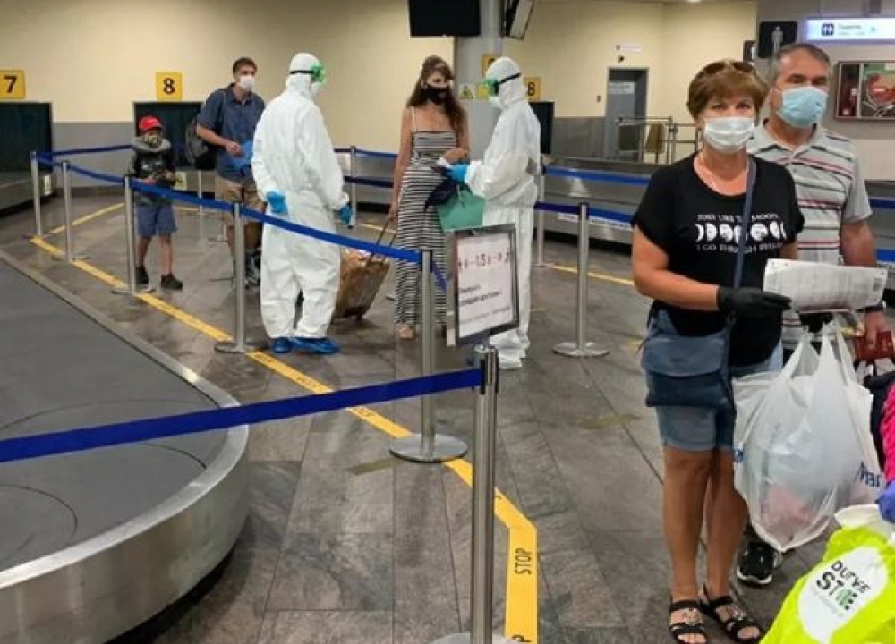 С начала лета спасатели встретили в аэропортах столицы около двадцати...